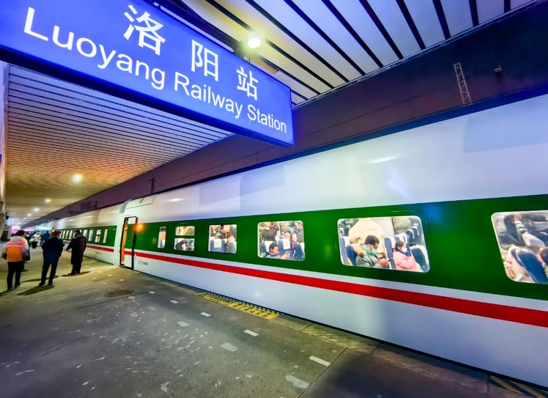 首列!"复兴号"动车组开进洛阳站