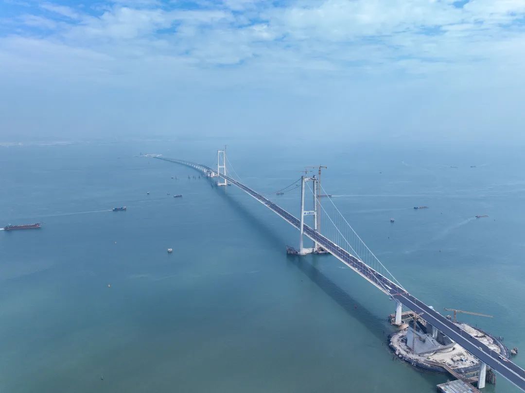 1月11日,深中通道正在进行伶仃洋大桥东泄洪区右幅沥青摊铺施工.