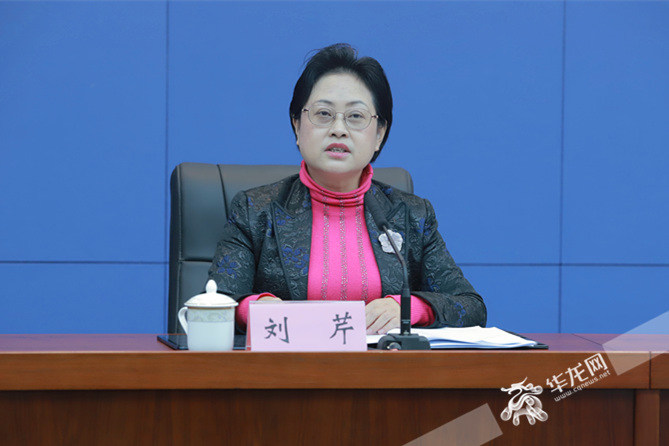 重庆市生态环境局副局长刘芹回答记者提问.华龙网记者 陈洋 摄