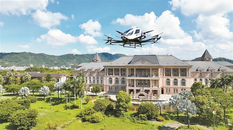 亿航智能自主研发的纯电力自动驾驶飞行器EH216-S进行飞行演示。(受访单位供图)