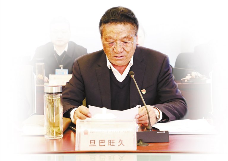 自治区人大代表,阿里地委副书记,行署专员旦巴旺久.通讯员卓玛石确摄