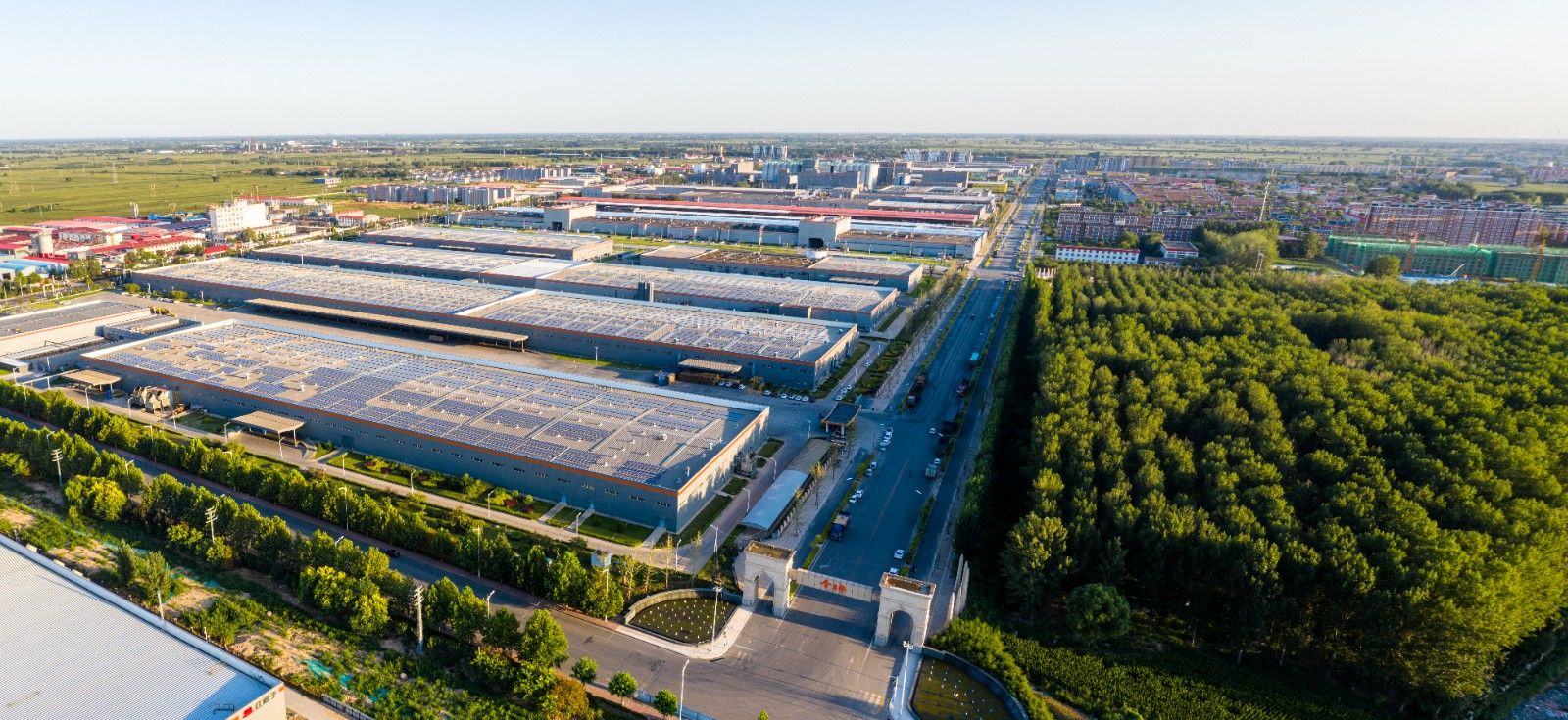 隆尧县"食品产业园区"今麦郎集团全景.(成梅,贾静摄)