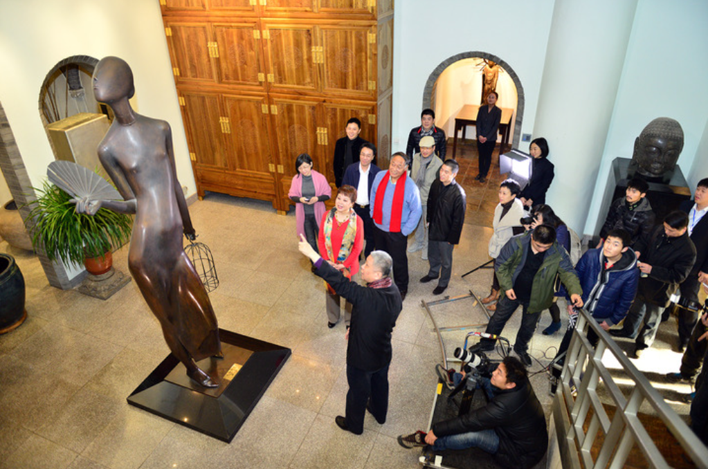 陈逸飞创作雕塑《上海少女》。新华社发