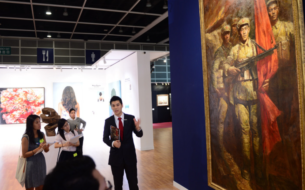 工作人员在介绍陈逸飞的作品《红旗之一》。新华社记者秦晴摄