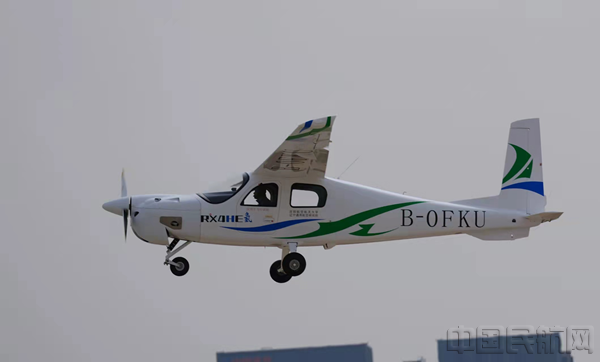 锐翔四座氢能源飞机