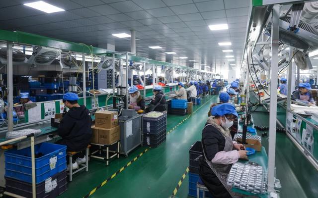 资料图:一间装配车间内,工人们正在开展生产活动.图/新华社