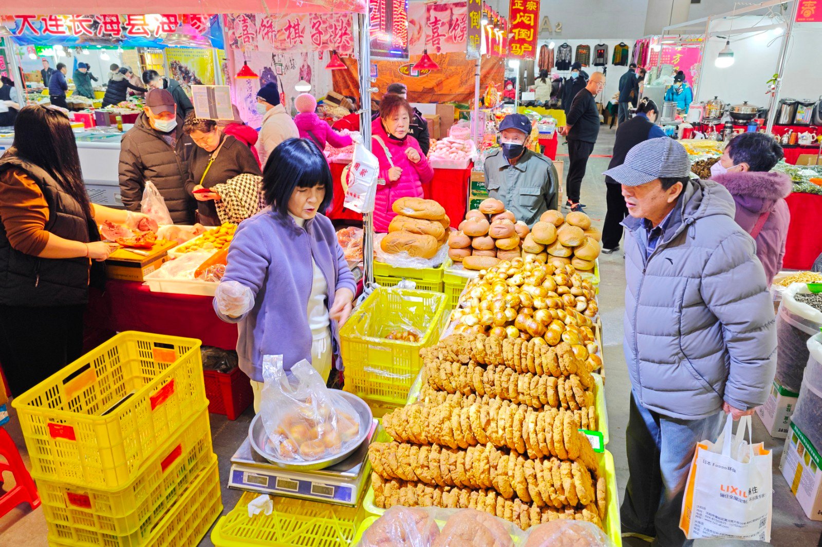 市民在辽宁省大连世界博览广场购物。（图片由CNSPHOTO提供）