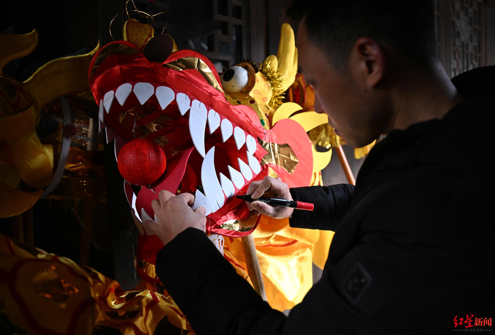 队员正在制作龙头