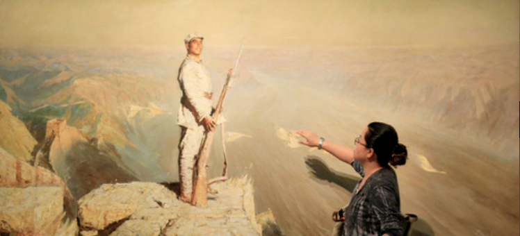 观众在北京中国美术馆欣赏陈逸飞的作品《黄河颂》。新华社记者 任正来 摄