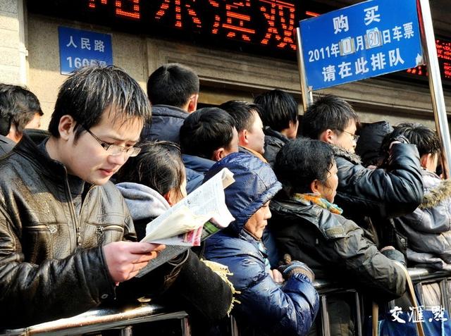 春运车票开售,你经历过当年这种抢票场景吗_新浪财经_新浪网