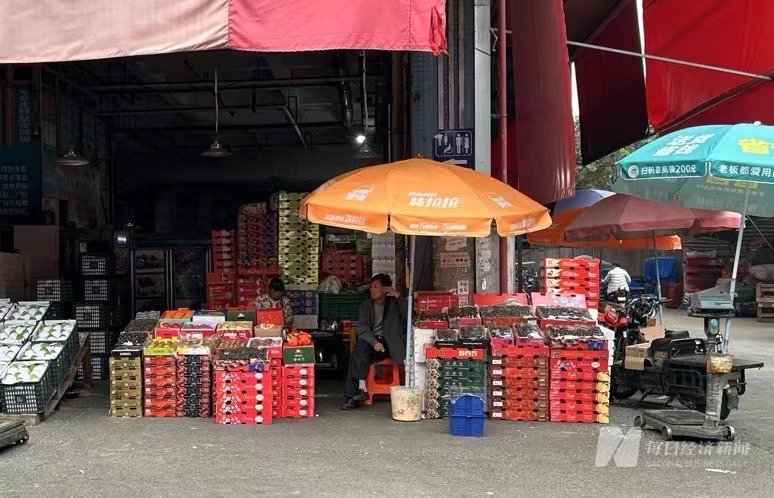 江南果菜批发市场内，车厘子是最热门水果 图片来源：每经记者 金喆 摄