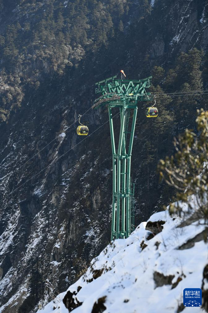 这是1月10日拍摄的海螺沟景区内运行的观光缆车.新华社记者胥冰洁摄
