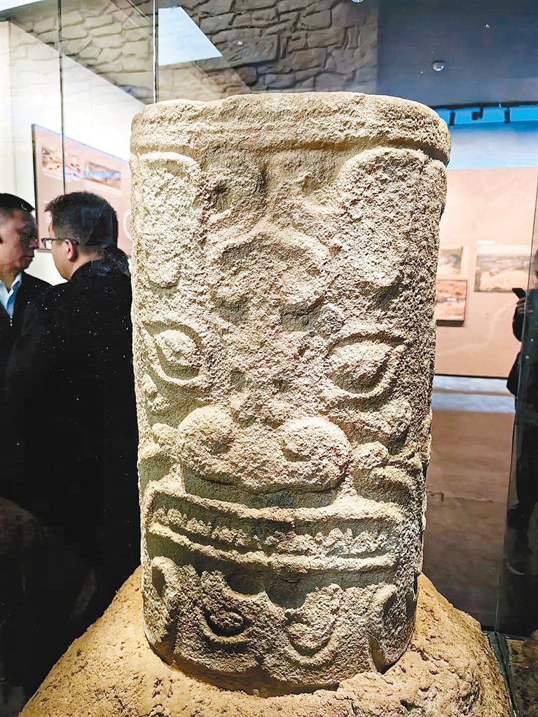 丰富的神面石雕:凸显图腾崇拜"王者之城 石雕成器"石峁遗址的发掘工作