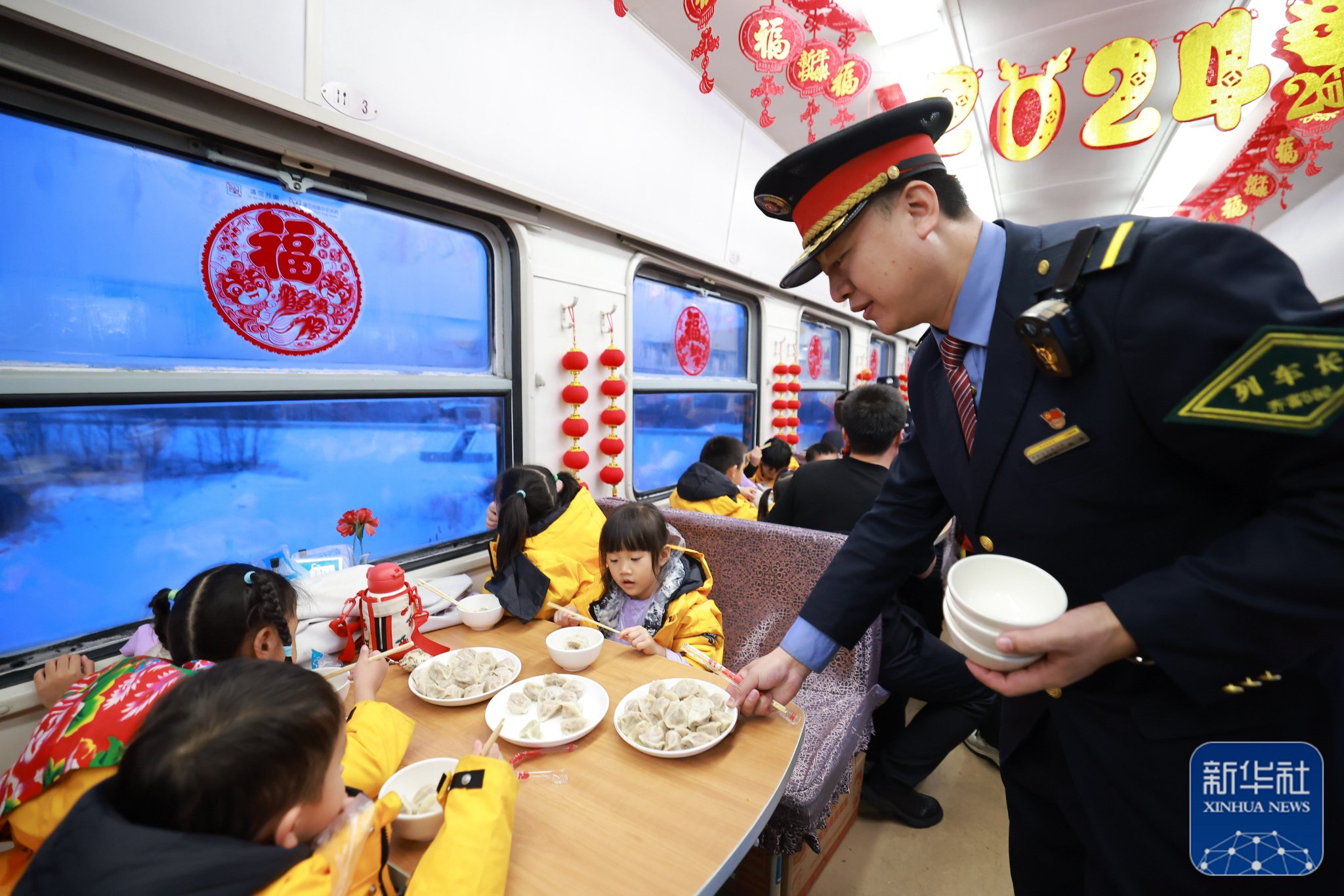 开往哈尔滨的k7042次列车的列车长张勇在餐车给"小砂糖橘"端上饺子