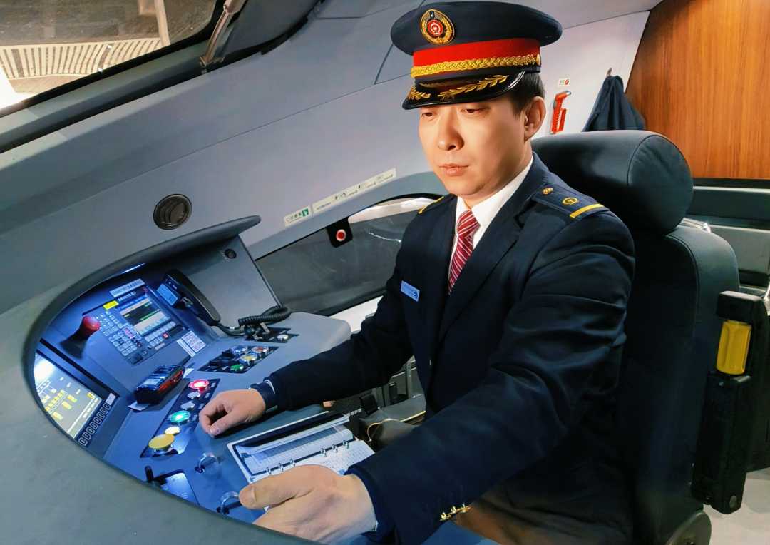 青藏集团公司动车组司机高智宁首次值乘cr400bf-z型复兴号智能动车组.