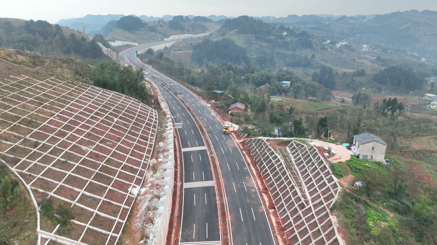 南北大道三期已达到通车条件.冯强 摄