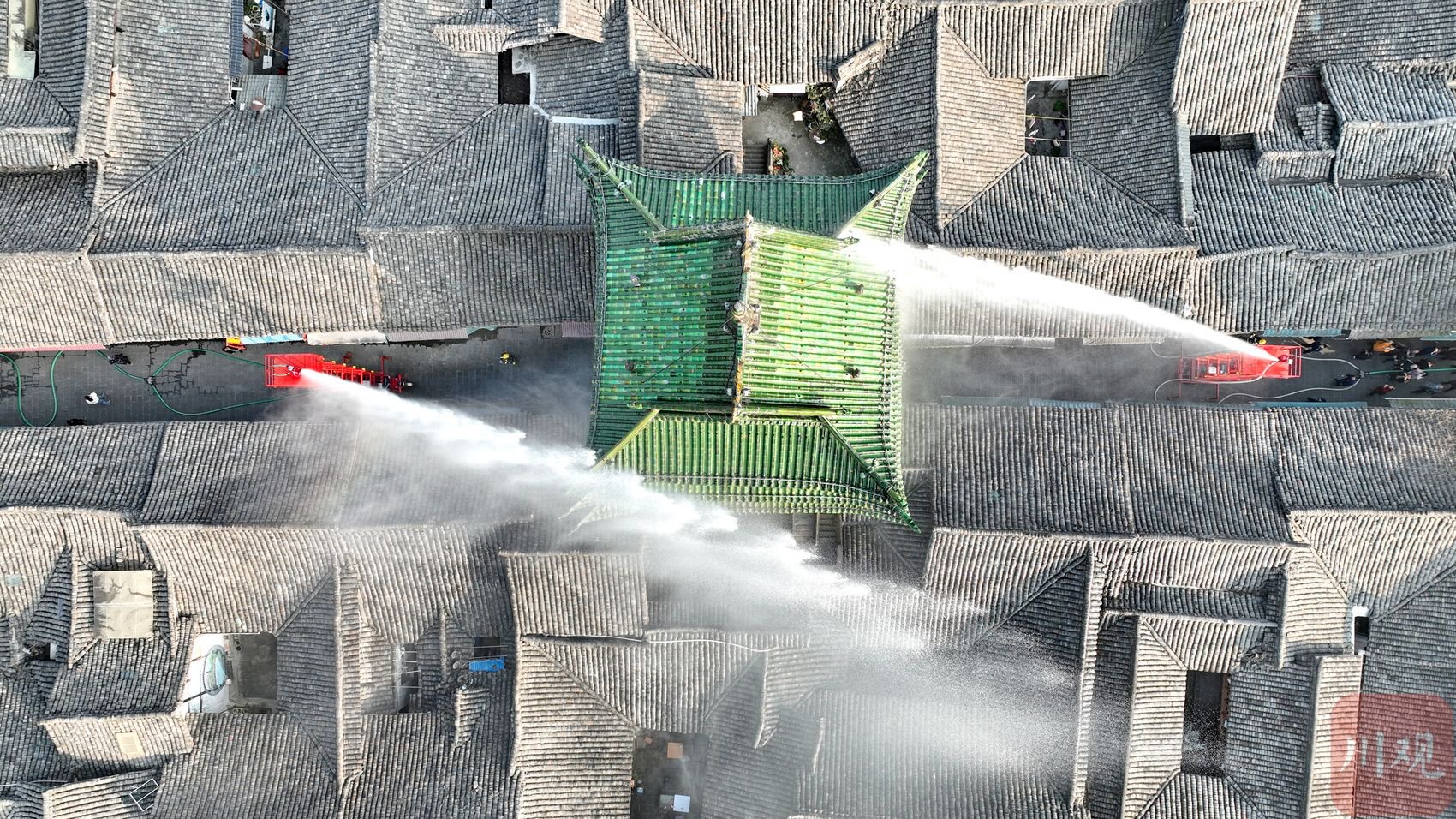 2024年1月11日,四川省南充市消防救援支队阆中大队救援人员在进行应急救援演练。