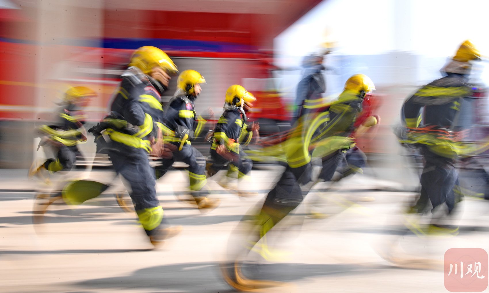 2024年1月12日，南充市消防救援支队嘉陵大队救援人员在进行应急救援演练。