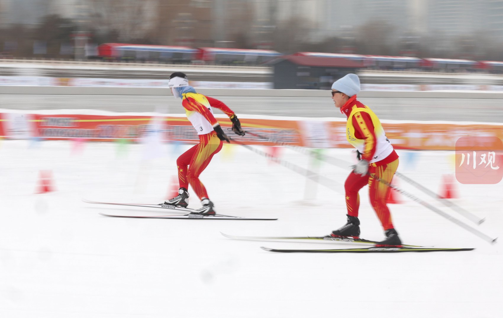 四川女队队员谭静(前)在比赛中
