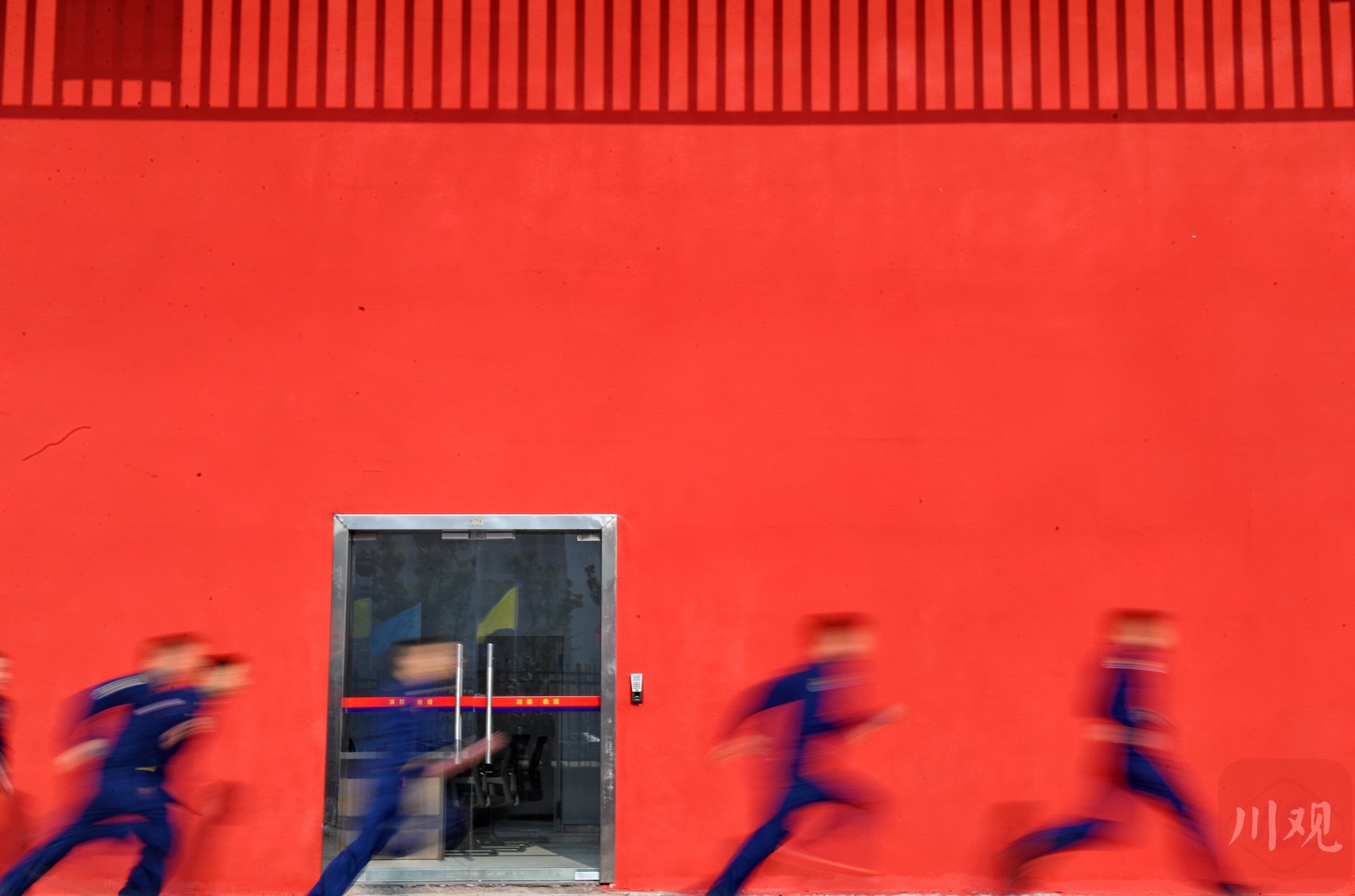 2024年1月12日,南充市消防救援支队嘉陵大队救援人员在进行应急救援演练。