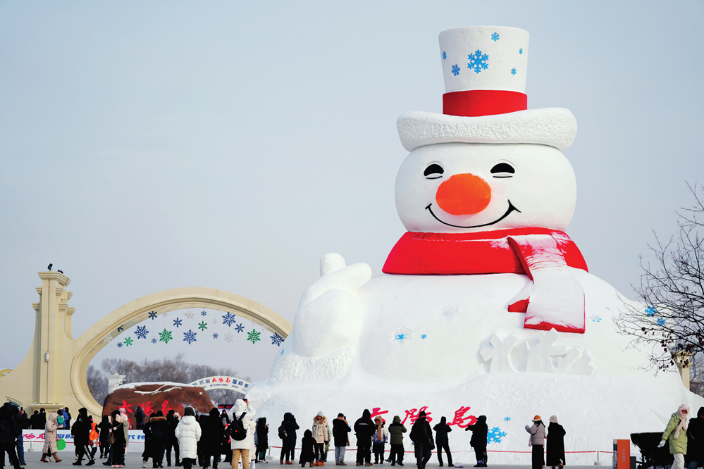 游客在哈尔滨太阳岛雪博会园区游玩(2024年1月1日摄) 王建威 摄