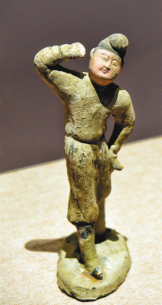 抬臂,歪头,"丁"字步…… 唐代舞俑也"跳科目三"?