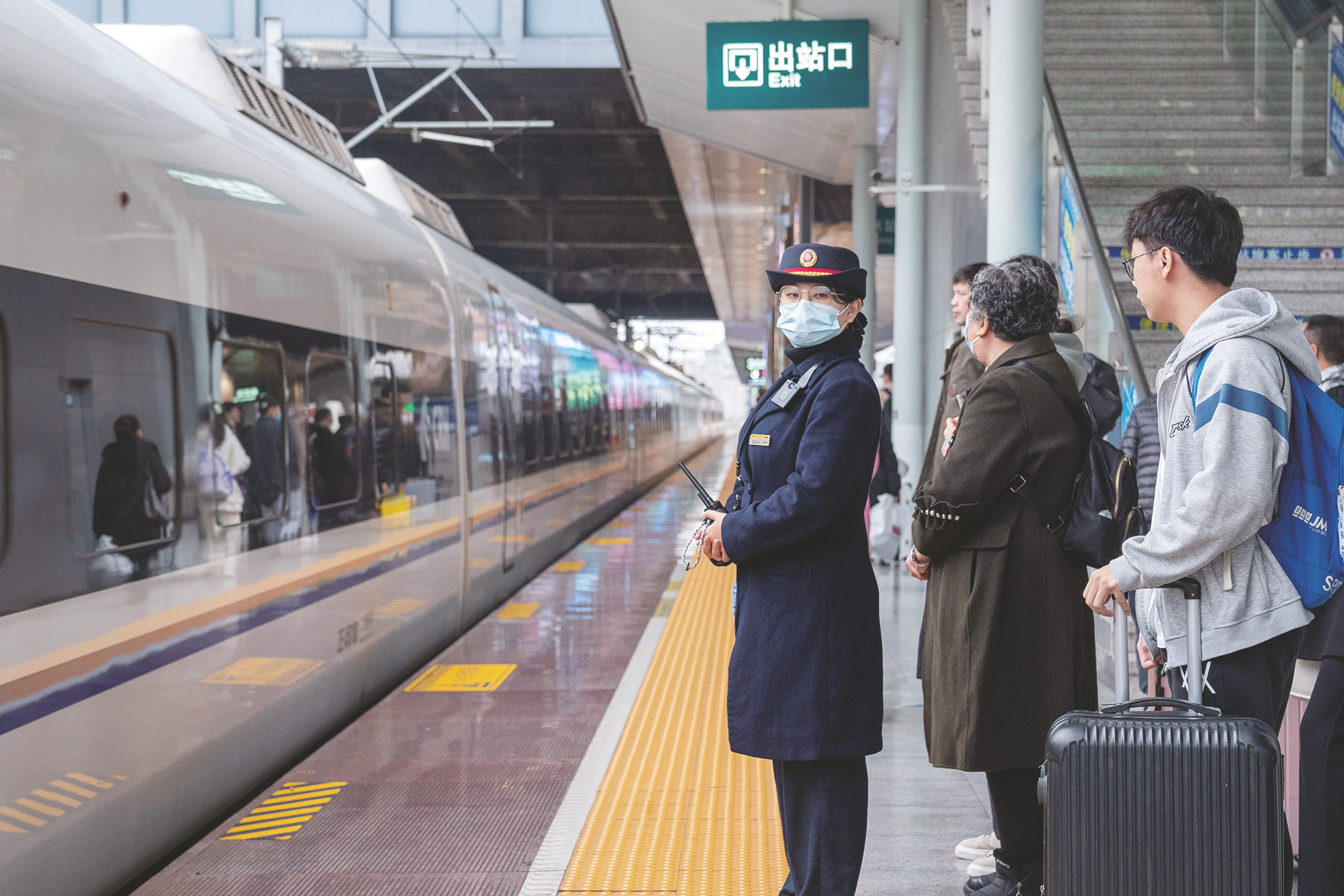 &nbsp;&nbsp;&nbsp;&nbsp;铁路工作人员守护旅客回家路 &nbsp;&nbsp;&