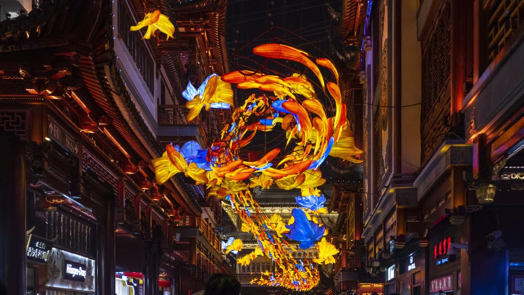 2024年1月13日,上海,甲辰龙年豫园灯会紧密筹办中.视觉中国 图