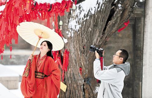 2023年12月14日，段佳宁在正定县隆兴寺拍摄。