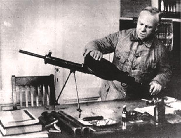 捷格加廖夫检验枪械.捷格加廖夫步兵轻机枪.