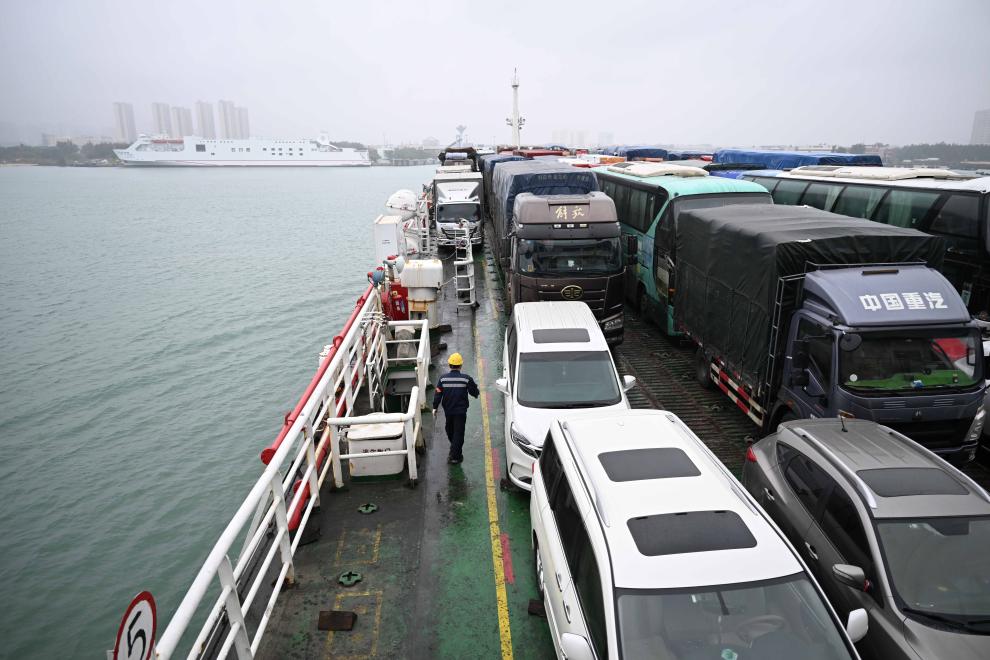 在粤海铁路轮渡即将停靠海口的南港码头时,刘昱通过甲板前往船艏作业