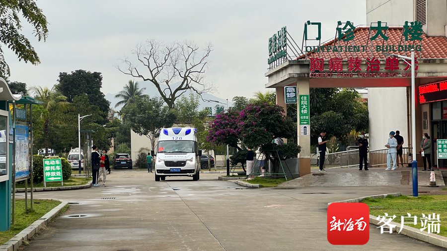 1月11日上午,万宁市人民医院120急救中心指挥调度大厅的大屏幕上,显示