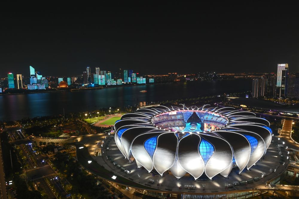 钱塘江两岸夜景,右侧为杭州奥体中心体育场(2023年9月9日摄).