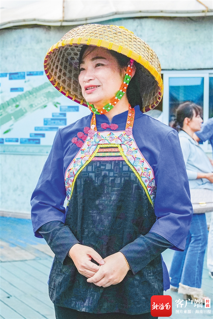 资料图头饰宽檐帽笠遮阳挡雨海南的渔民,大都有戴竹编宽檐帽笠的习惯.