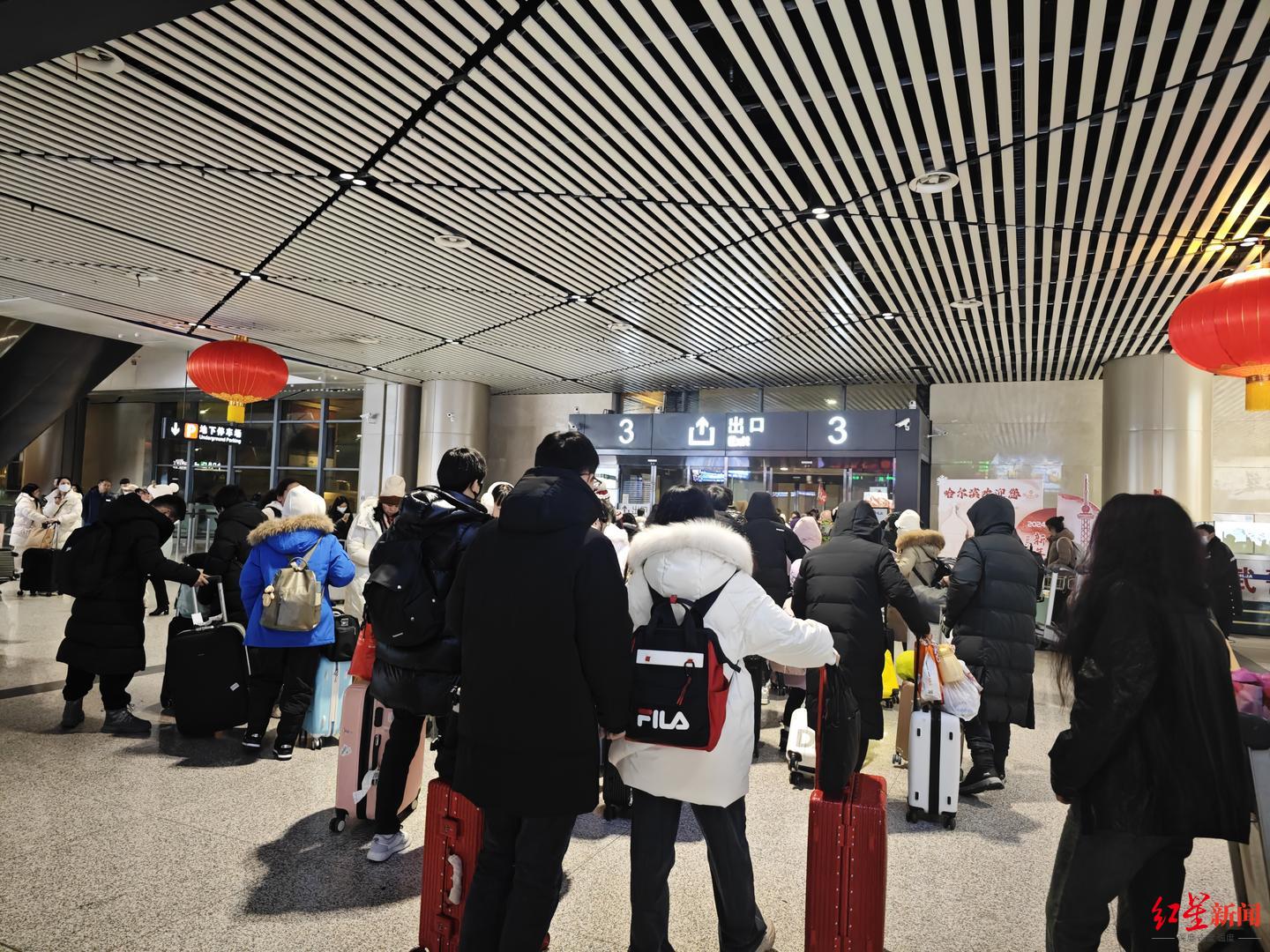 凌晨时分,哈尔滨太平机场到达大厅仍熙熙攘攘