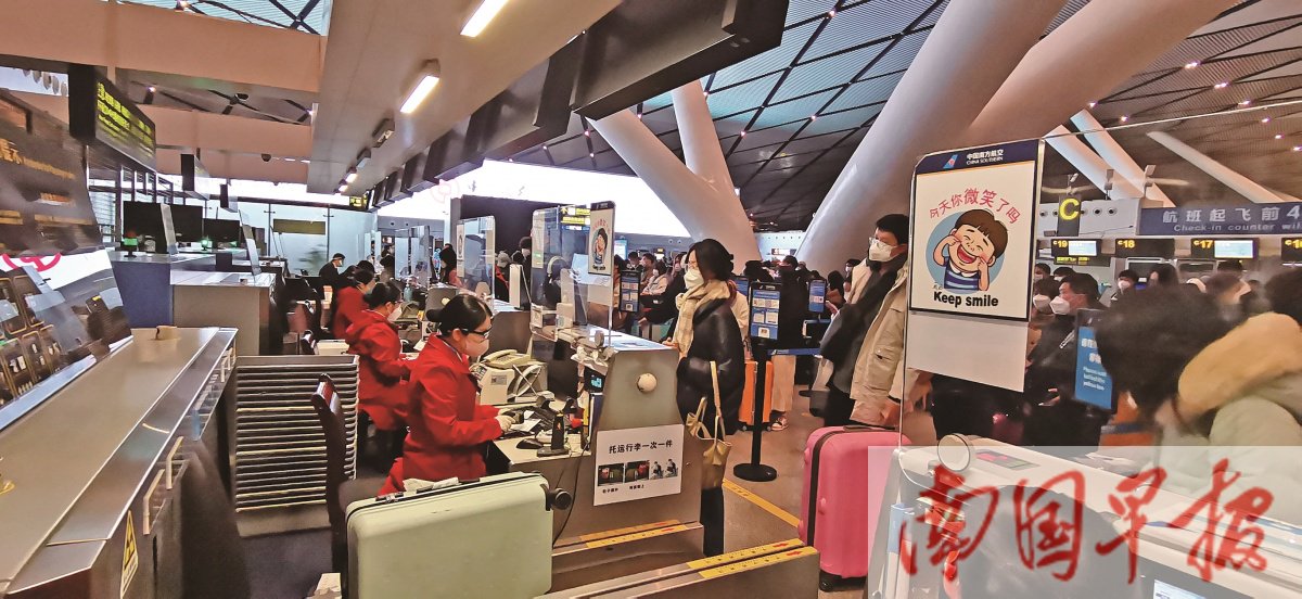 旅客排队办理登机手续.南方航空广西分公司供图