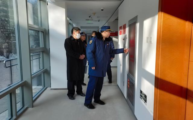 消防监督人员对消防栓进行检查。图源：门头沟区消防救援支队
