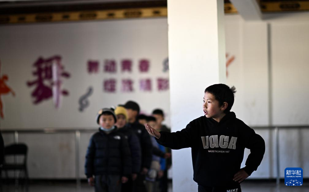 青海玉树曲麻莱县第二民族完全小学学生尼玛达杰在县文化馆参加少儿藏戏排练（1月12日摄）。新华社记者 张宏祥 摄