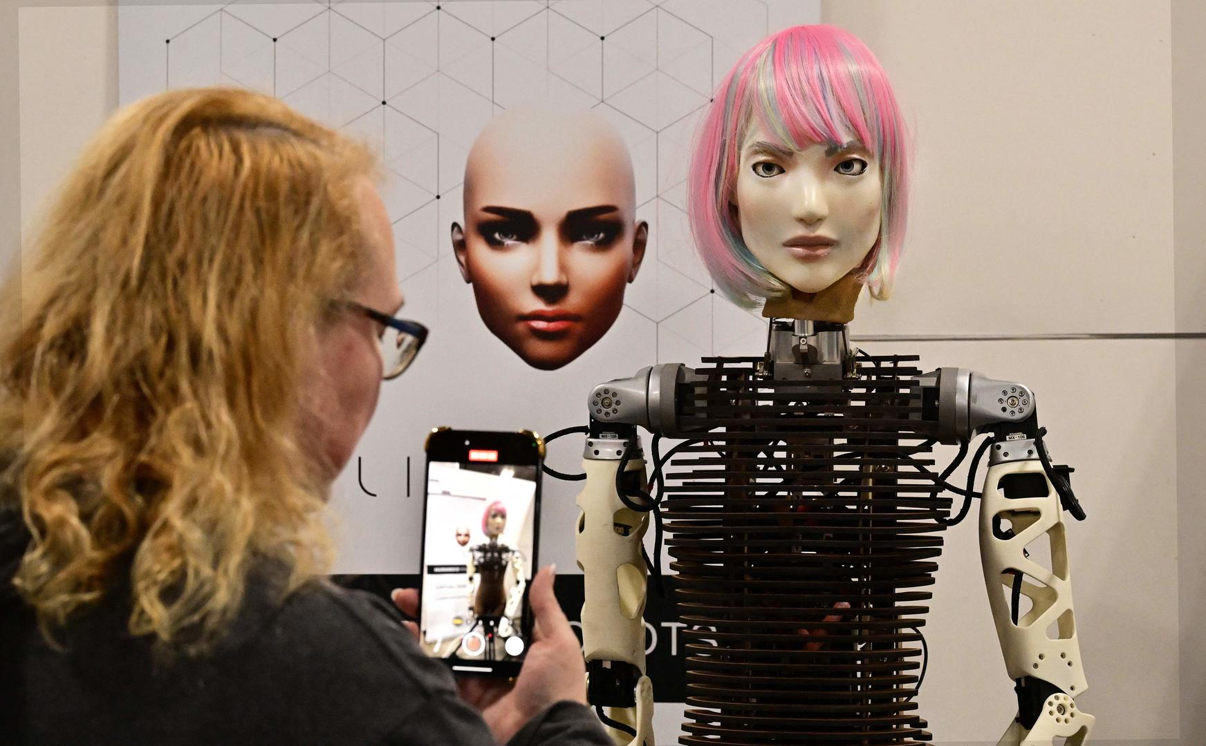 ▲拉斯维加斯CES国际电子消费展上展出的AI仿人机器人 据视觉中国