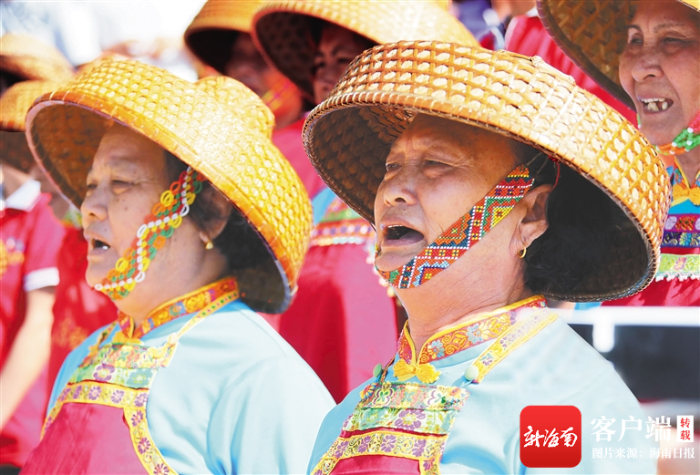 疍家人身着传统服饰唱咸水歌.资料图