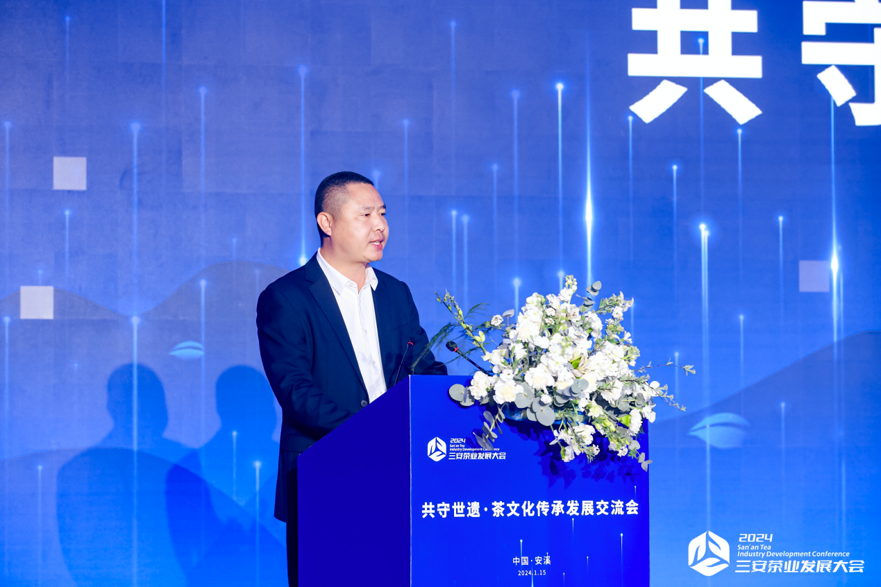 图为澜沧县委常委,副县长伍岗