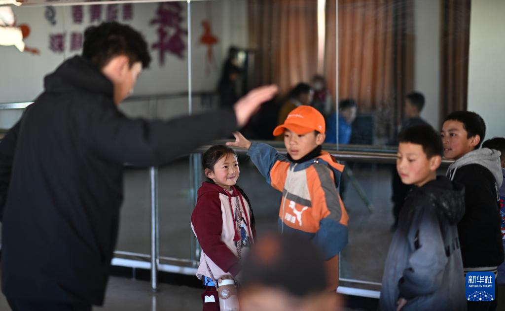 青海玉树曲麻莱县第二民族完全小学学生达沙旦增德金（左二）在县文化馆参加少儿藏戏排练（1月12日摄）。新华社记者 韩方方 摄