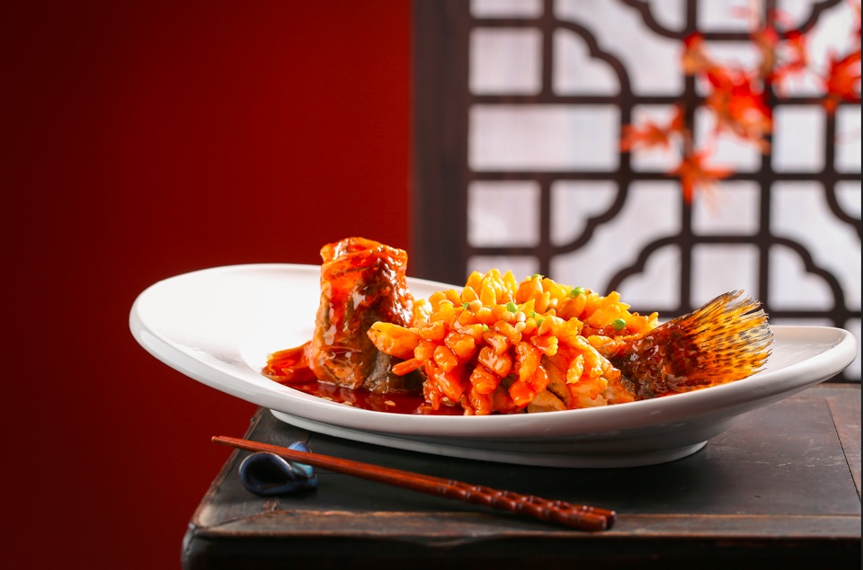 图说:松鹤楼松鼠桂鱼历史悠久,是经典的年味招牌菜之一