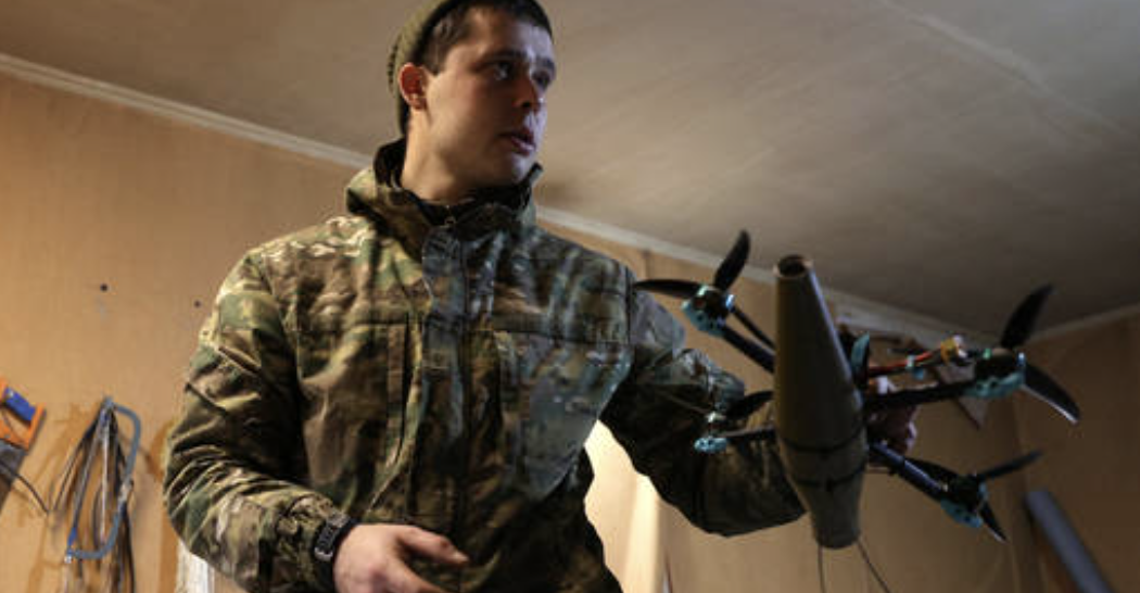 ▲一名乌克兰士兵手持FPV无人机