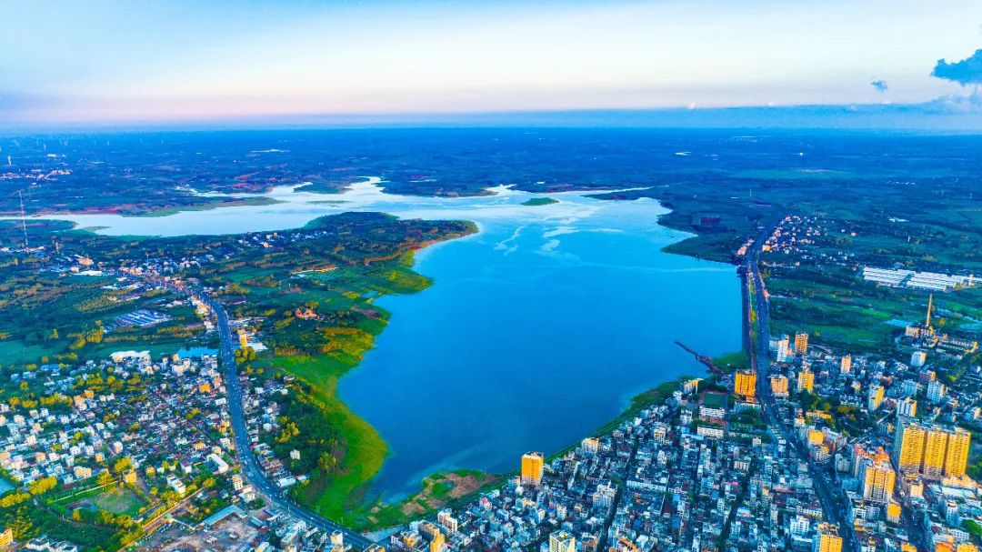 龙门水库水碧叶绿,环境优美.受访者供图