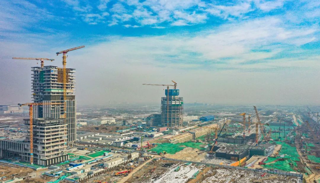 1月10日,雄安新区雄安城际站及国贸中心项目建设现场.