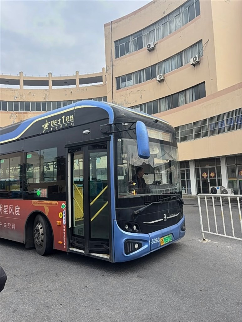 图说:1月16日一早,江夏坐上了江苏泰州的公交车继续旅途.