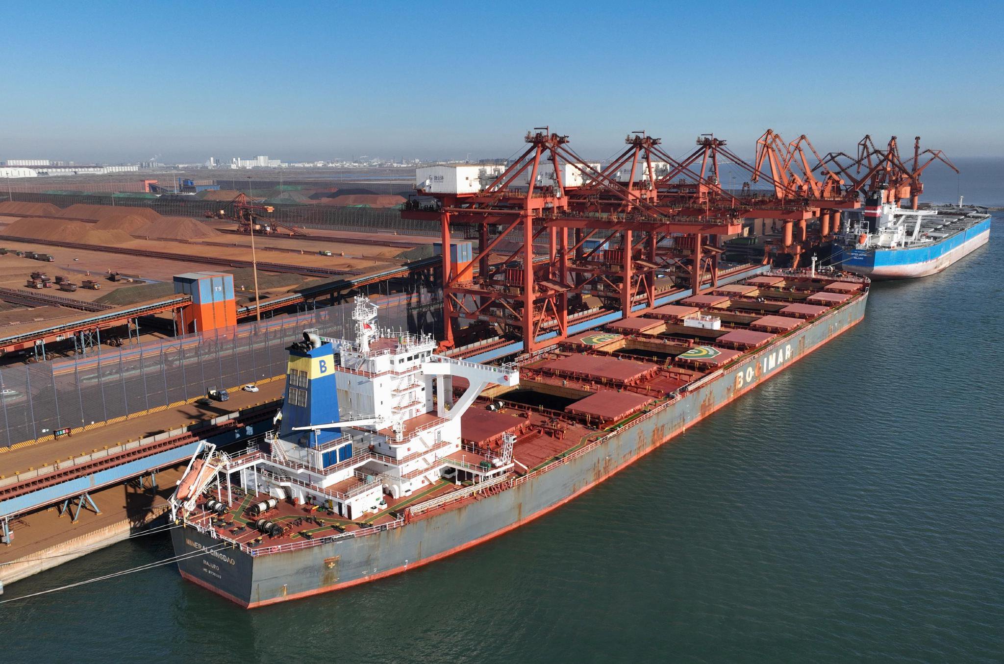 1月15日，两艘轮船靠泊在唐山港京唐港区矿石码头卸载货物(无人机照片)。 新华社记者 杨世尧 摄