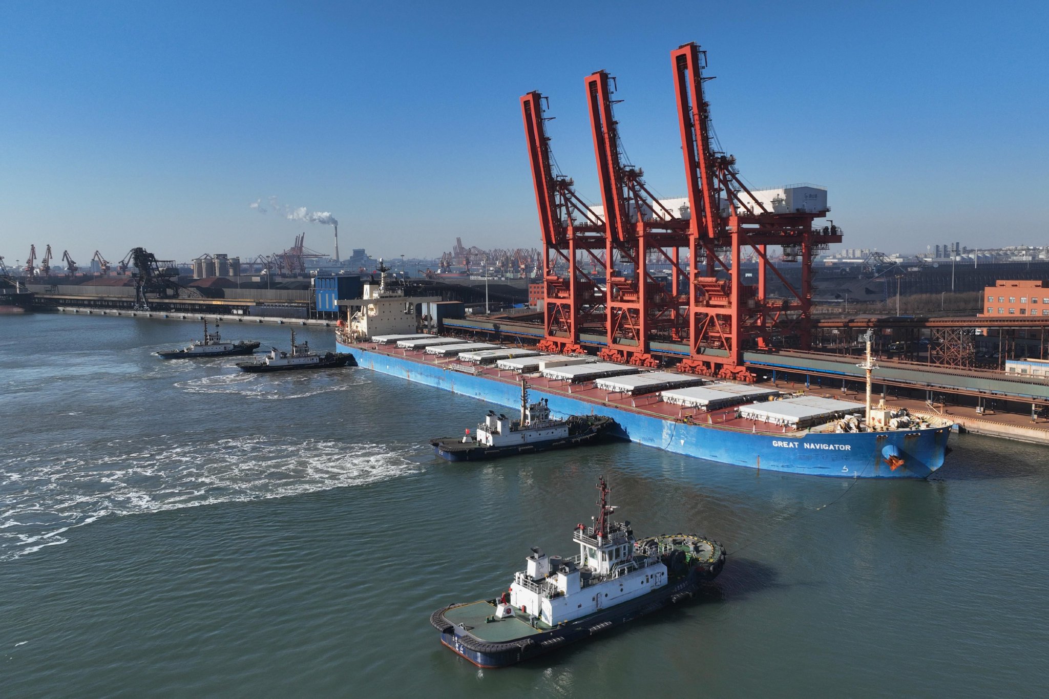 1月15日，一艘轮船在拖轮的协助下向唐山港京唐港区煤炭码头靠泊(无人机照片)。 新华社记者 杨世尧 摄