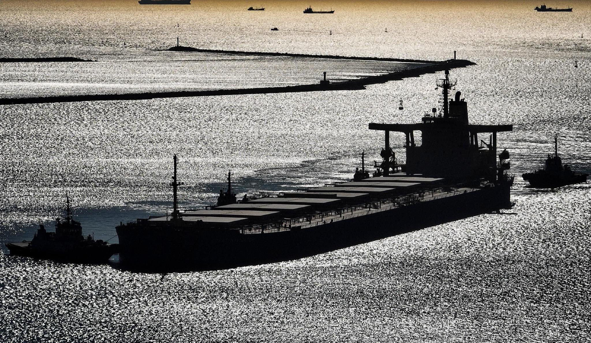 1月15日，一艘轮船在拖轮的协助下向唐山港京唐港区煤炭码头靠泊(无人机照片)。 新华社记者 杨世尧 摄